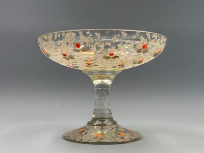 un saladier en verre orné d'un motif