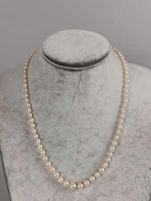 a white pearl necklace on a mannequin mannequin mannequin mannequin mannequin mannequin mannequin mannequin manne