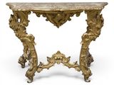 une console dorée avec un plateau en marbre et des sculptures raffinées