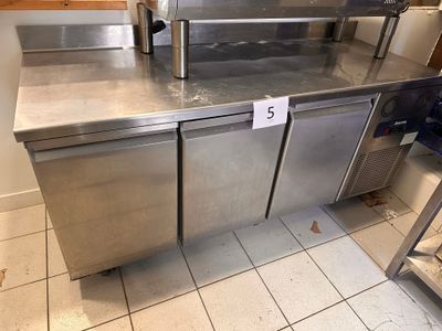 un plan de travail en acier inoxydable dans une cuisine, sur lequel figure un numéro