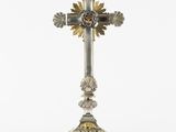 une croix en argent surmontée d'une croix en or