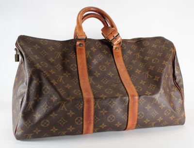 Sac Louis Vuitton sur fond blanc