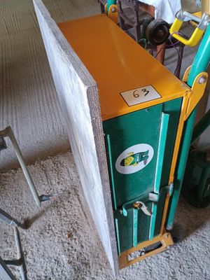 une machine posée sur le sol de la pièce