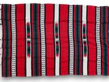 un tapis rayé rouge, noir et blanc, avec des franges