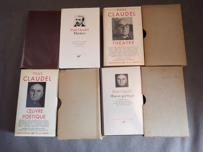 quatre livres sont empilés sur une table
