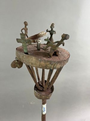 sculpture représentant un groupe de personnes assises sur une table en bois
