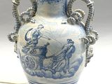 un vase bleu et blanc surmonté d'une lampe
