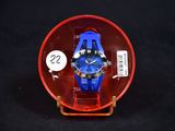 une montre bleue dans un écrin rouge sur fond noir