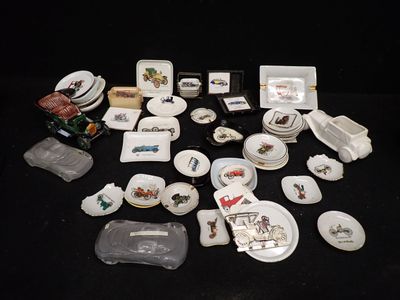 de nombreux types différents de plats et d'assiettes en porcelaine sur la table