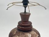 une ampoule placée au sommet d'une lampe