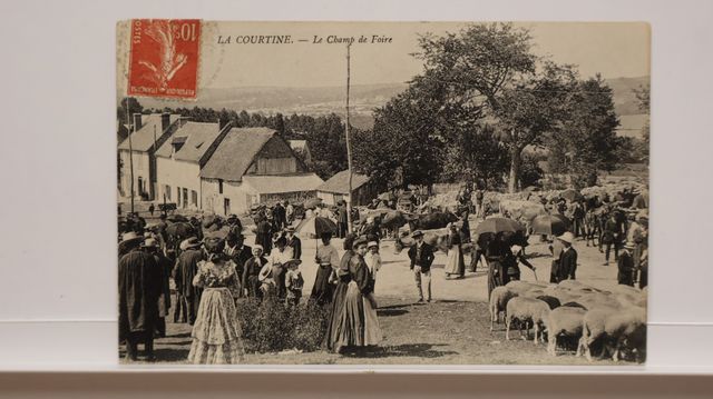 La Courtine : Le champ de foire (cpa #). Ed. N.D.8.