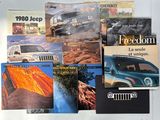 un grand nombre de livres posés sur une table