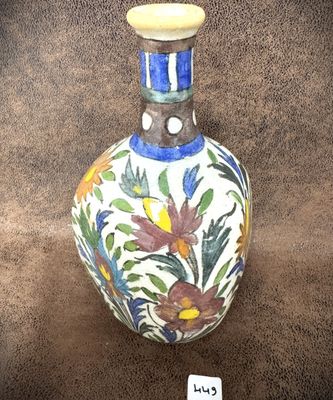 un vase orné d'un motif floral, posé sur une table