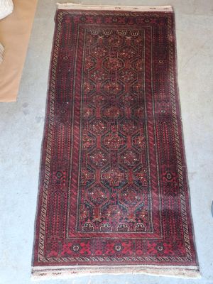 un tapis posé au sol, au milieu de la pièce