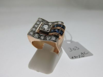 une photo d'une bague sertie d'un diamant et d'un saphir, en or rose 18 carats