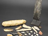 un assortiment d'objets, notamment un couteau, une dent et d'autres objets