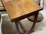 une petite table en bois sur laquelle est posée une chaise