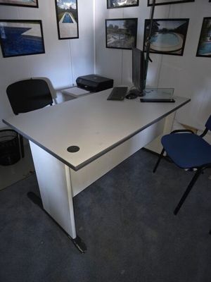 Bureau plateau bois de L : 140 cm P : 80 cm, 3 chaises d'acc…