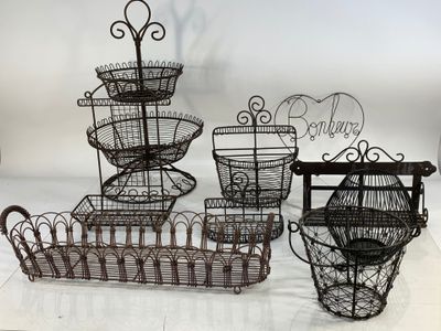 Trois paniers en fil de fer sont posés sur une table, au milieu de laquelle se trouve une pancarte en forme de cœur.