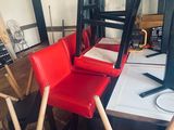 le nombre de chaises qui sont assises ensemble dans une pièce