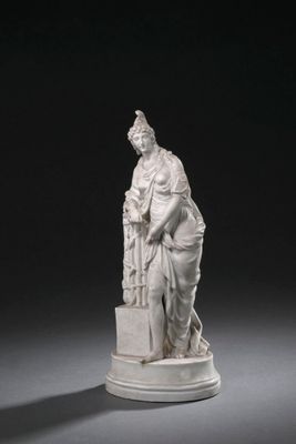 une image représentant une statue d'une femme tenant un oiseau dans la main