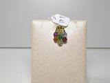 une bague ornée d'un assortiment de pierres de différentes couleurs