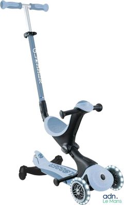 La trottinette est bleue ; elle est équipée de roues et d'un guidon.