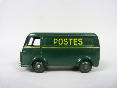 un petit bus vert posé sur une surface blanche