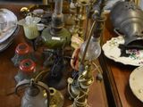 une table en bois sur laquelle sont posés de nombreux objets anciens