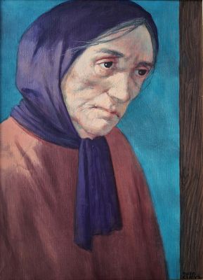 portrait d'une vieille femme portant un foulard violet
