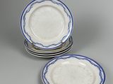 deux assiettes à bord bleu, posées l'une sur l'autre