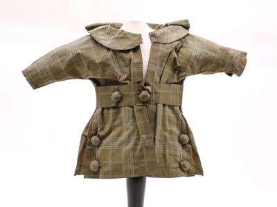 une image d'une robe sur un mannequin