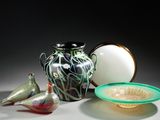 trois vases et un bol posés sur une table