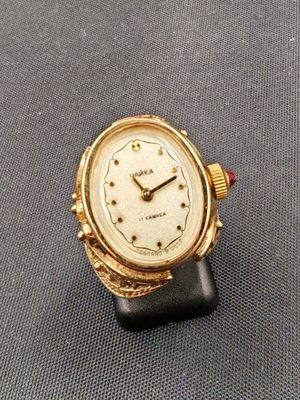 une image d'un gros plan d'une montre-bracelet sur une table