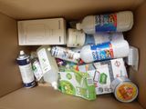 une boîte en carton contenant de nombreux objets