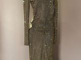 une robe dorée sur un mannequin, un mannequin, un mannequin, un mannequin, un mannequin, un mannequin, un mannequin, un mannequin, un mannequin