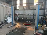 une photo d'un garage où une voiture est en cours de réparation