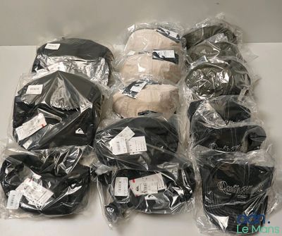beaucoup de chapeaux emballés dans des sacs en plastique