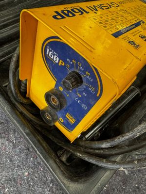 une boîte jaune sur laquelle est apposé un panneau bleu et jaune