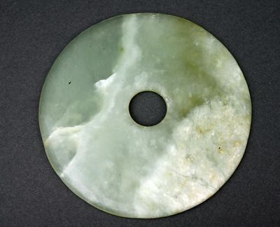 une photo d'un disque de jade percé d'un trou au centre