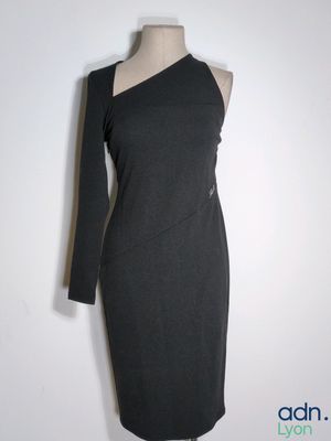 the dress is black and has long sleeves on it