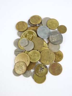 une pile de pièces de monnaie posée sur une surface blanche
