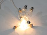 trois ampoules reliées à une ampoule
