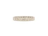 une bague en or blanc sertie de diamants taille princesse