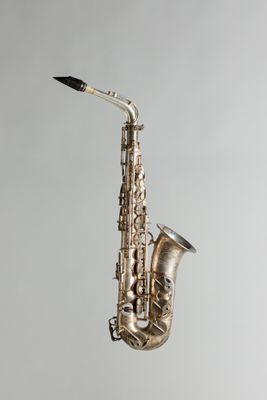 un gros plan d'un saxophone sur fond blanc