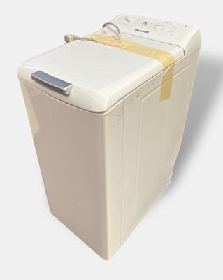 une machine à laver blanche ornée d'un ruban jaune
