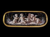 un gros plan sur un plateau orné d'une peinture représentant des anges