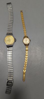 deux montres sont assises l'une à côté de l'autre sur une table