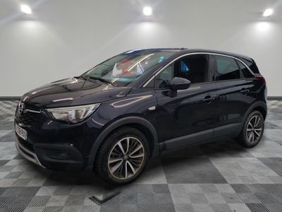un 4x4 noir garé dans un garage au sol en damier