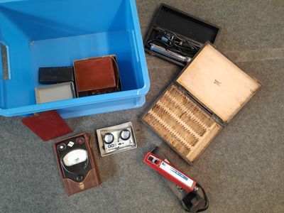 une boîte bleue contenant une montre et d'autres objets